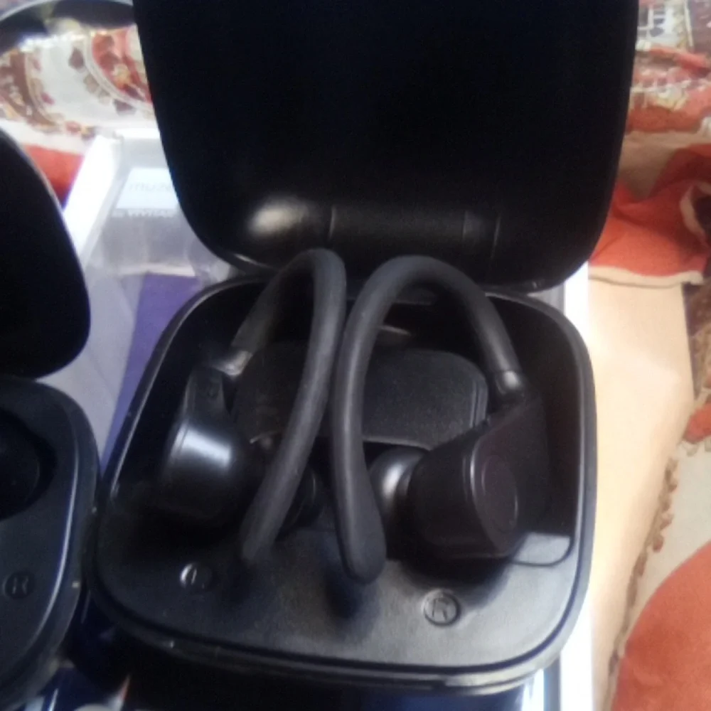 Set of 4 True Wireless Earbuds